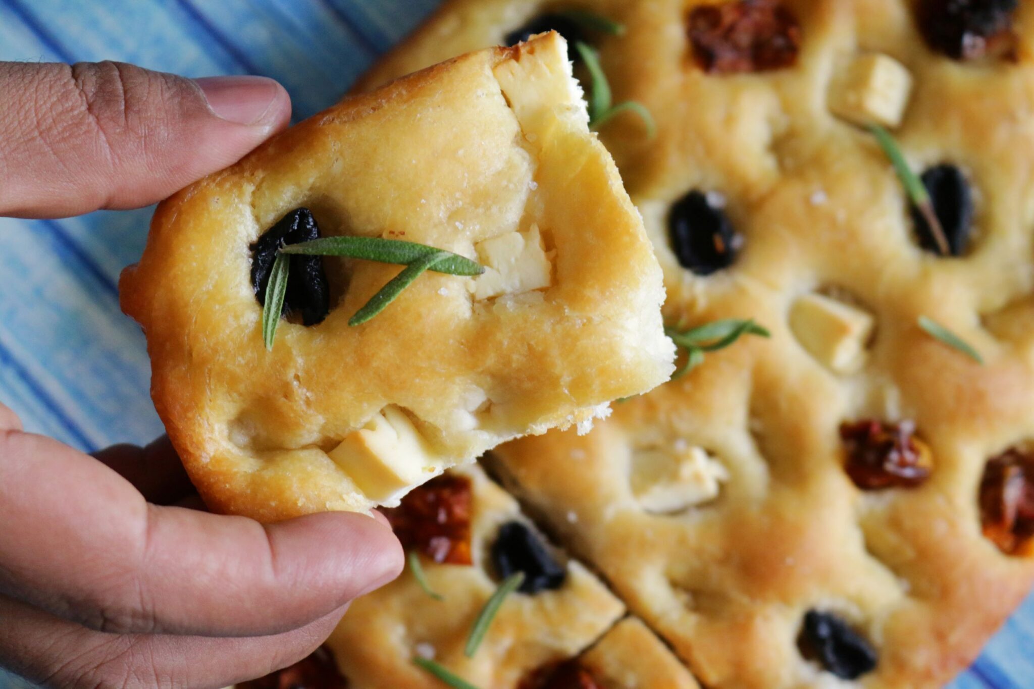 La fougasse est un pain tressé plat traditionnel du sud de la France. Vous pouvez assaisonner une fougasse à votre guise : avec des olives, des herbes ou des anchois.
