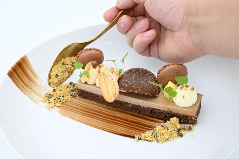 Belgen zijn Bourgondiërs: desserts zijn dé guilty pleasure bij uitstek en worden door de meesten gezien als een vast onderdeel van de horeca-ervaring. De klassieke desserts blijven de koplopers, maar worden vaak gepresenteerd met een eigentijdse en verrassende twist.
