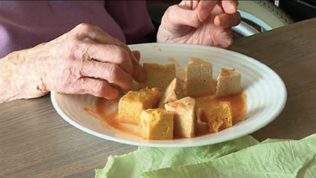 Fingerfood, wat zoveel betekent als ‘eten met je vingers’, wordt meer en meer als een alternatief gezien voor traditionele maaltijden in woonzorgcentra. Eten zonder mes en vork is een echt therapeutisch middel.