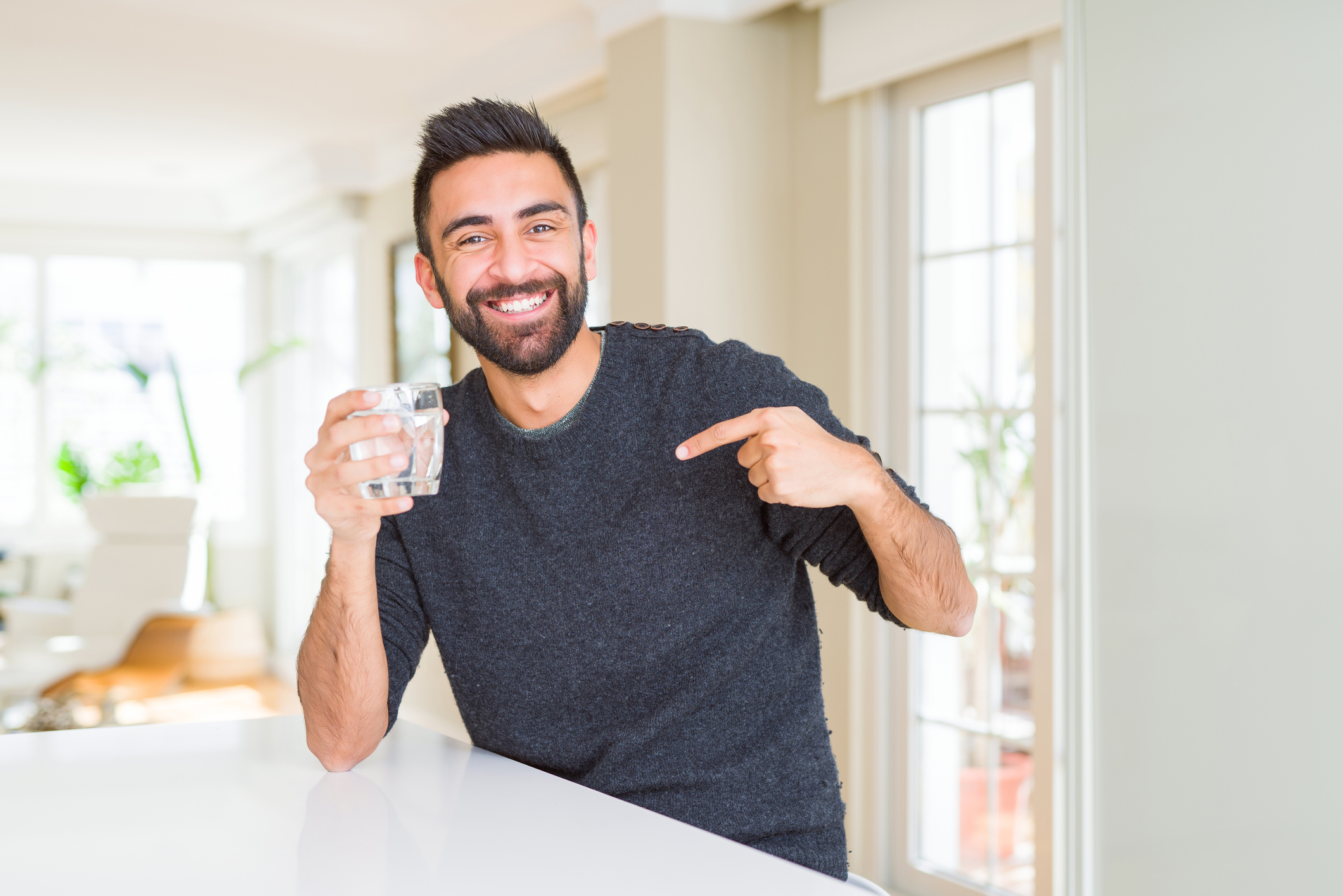 Water is een must voor de goede werking van ons lichaam, zoals je kan lezen op onze blog. Je ademhaling, transpiratie en vertering vergen water van je organisme. Het is dan ook essentieel om je regelmatig te rehydrateren. Dat geldt vooral voor ouderen (lees ons artikel over senioren en water) en de allerkleinsten. Daarom is het belangrijk dat je de tekenen van dehydratatie herkent.