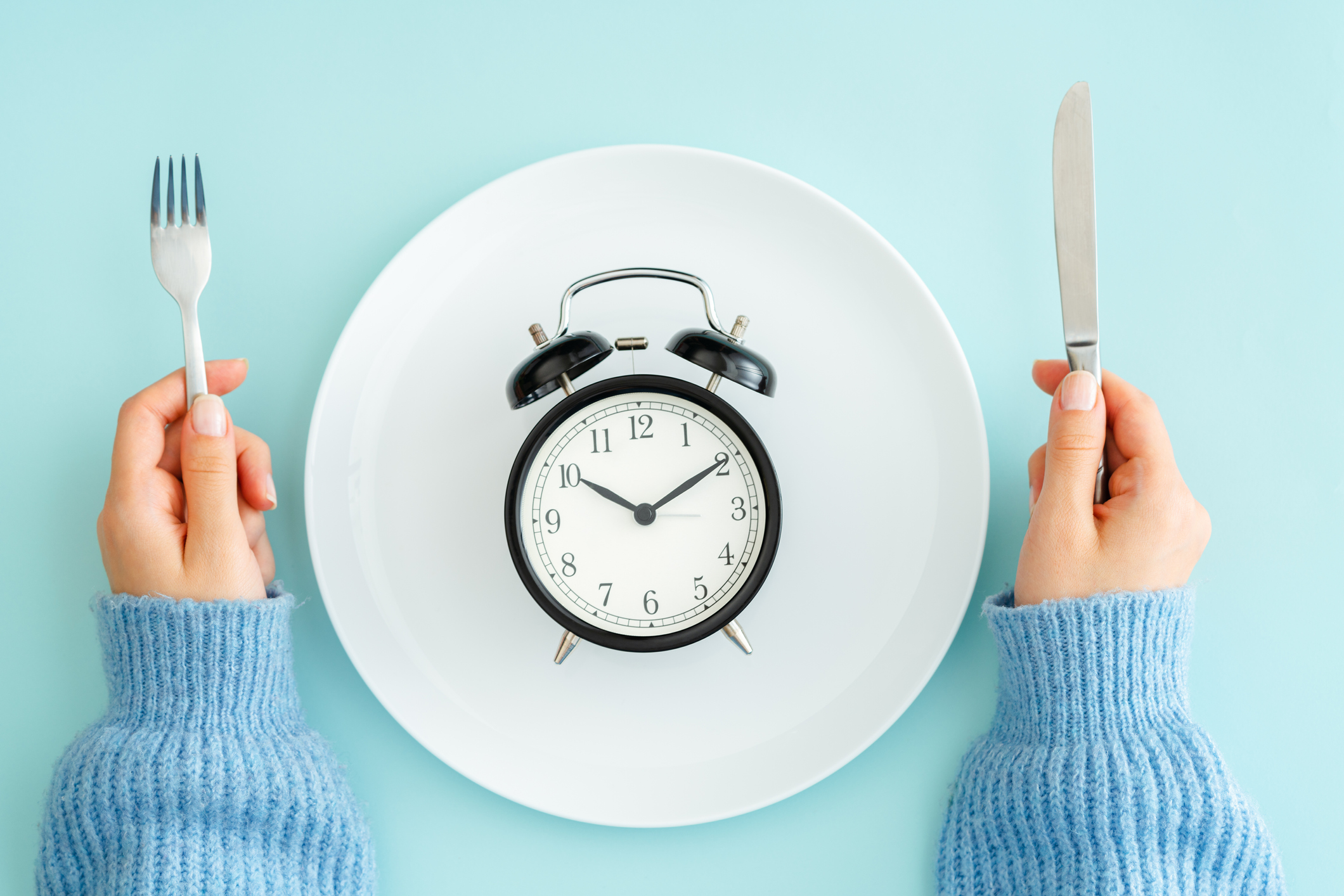 La «chrono-nutrition» s'articule autour de la notion de rythme circadien, l'horloge interne naturelle de notre corps (qui fonctionne sur un cycle de 24 heures). Cette horloge interne régule divers processus physiologiques, notamment le métabolisme, la production d'hormones et la digestion. Selon ce principe, notre corps réagit différemment à l'apport de nutriments, en fonction du moment de la journée.