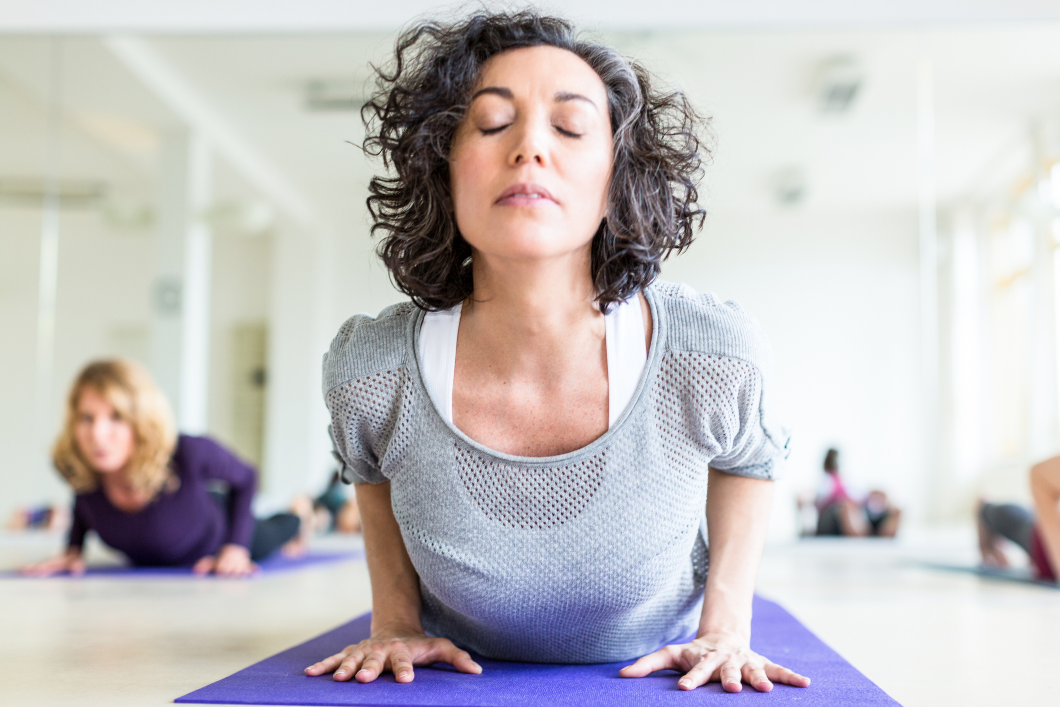 Le yoga est un art spirituel ancien ancré dans la philosophie indienne. Aujourd’hui, sa pratique «occidentalisée» est grandement bénéfique pour le corps et détend l’esprit. Le Hatha yoga est l'un des styles les plus appréciés. Plutôt physique, il met l’accent sur les «pranayamas» (exercices de contrôle de la respiration). Ils sont suivis de «asanas» (postures de yoga, liées à la pratique physique), et se terminent par le «savasana» (période de repos).1