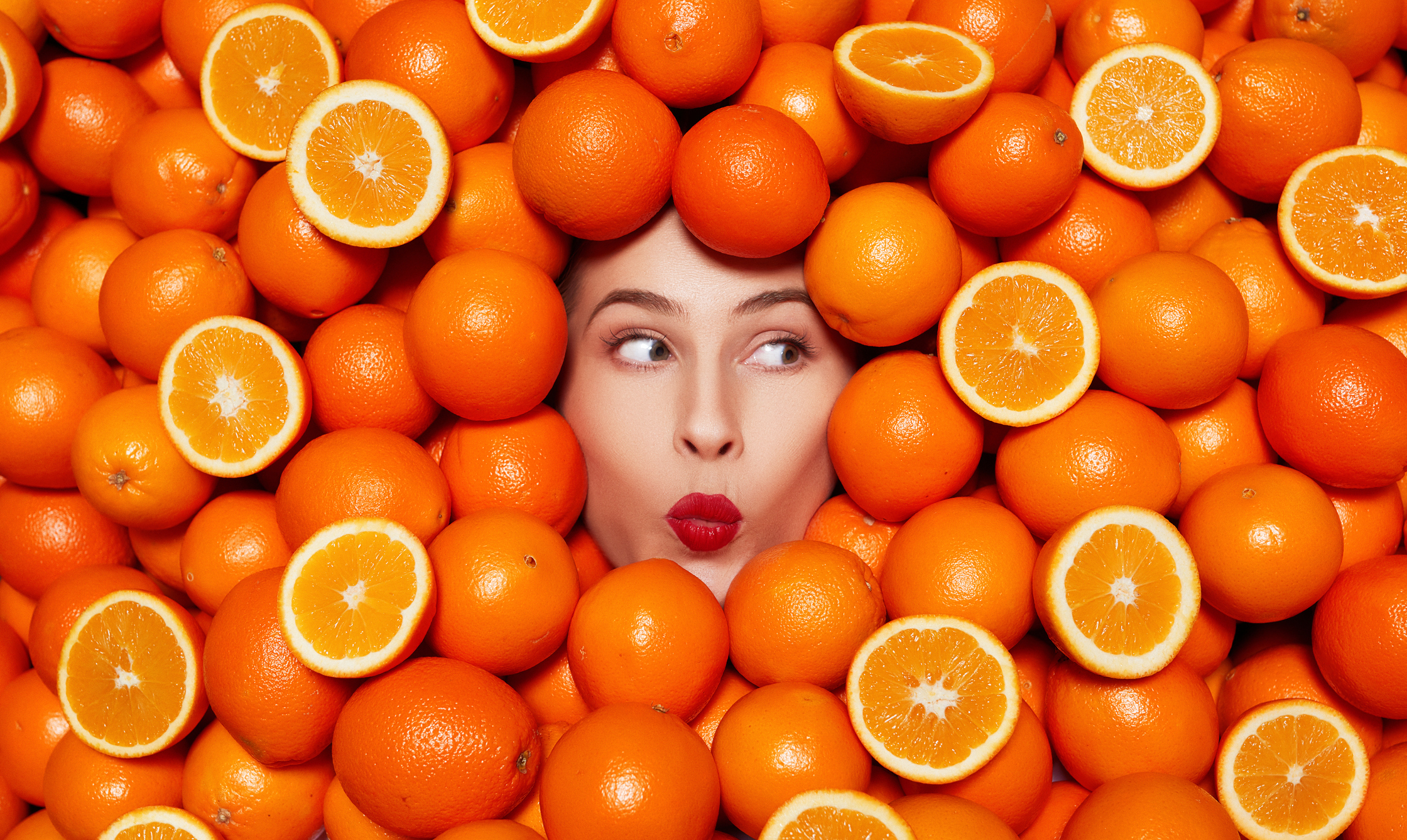 La vitamine C, ou acide ascorbique, est un nutriment dont le corps a besoin pour de nombreux processus. Mais surtout, cette vitamine stimule le système immunitaire. Elle constitue un moyen naturel de renforcer l’organisme face aux agressions extérieures, notamment en automne et en hiver, lorsque les pathogènes circulent davantage.1,2