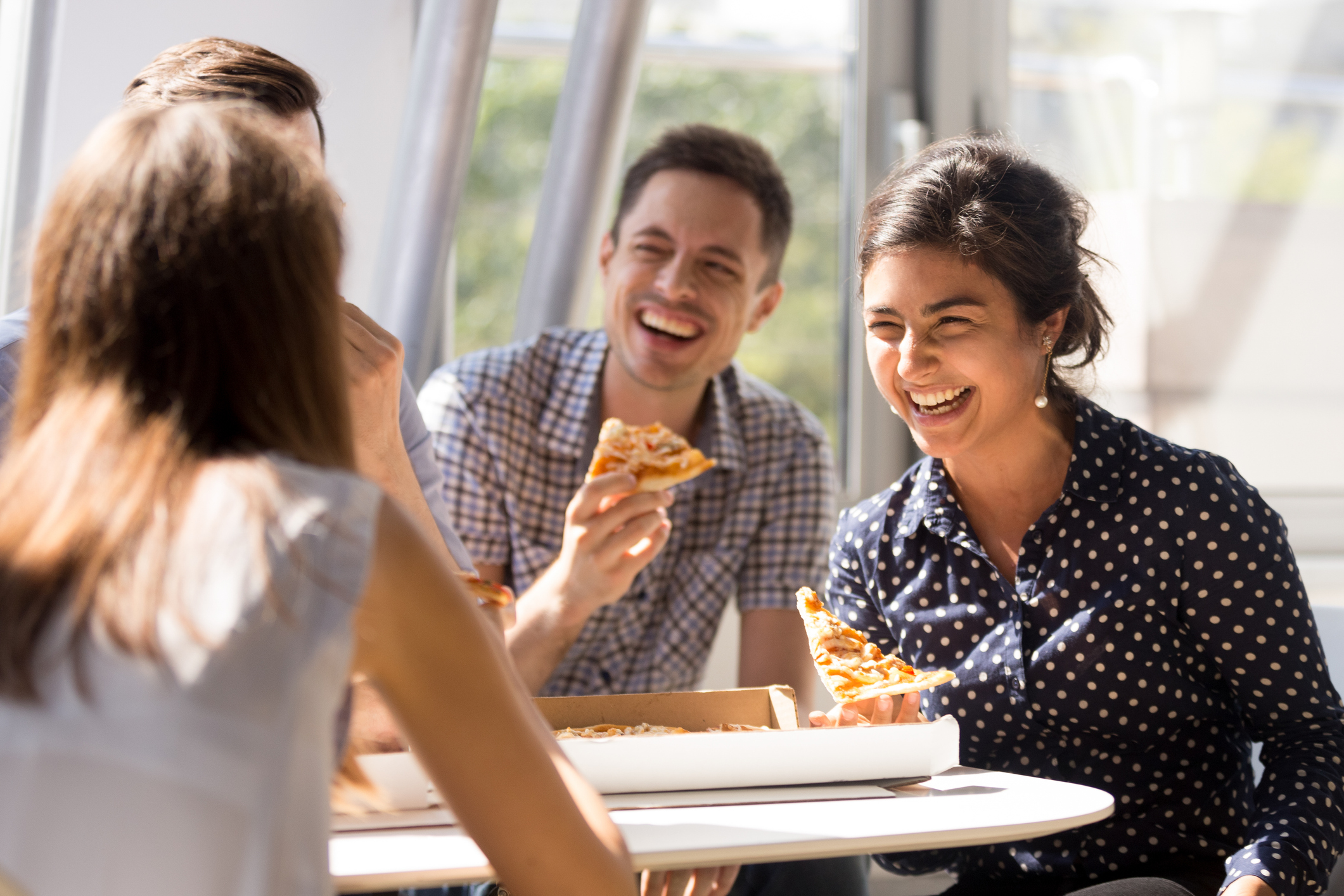Het was een verrassend idee van de twee diëtistes Evelyn Tribole en Elyse Resch. In 1995 hebben zij het concept van intuïtief eten bedacht. Het gaat om een gezondheidsbenadering die aanzet tot een positieve blik op je lichaam, voeding, eet- en beweeggewoonten.1,2