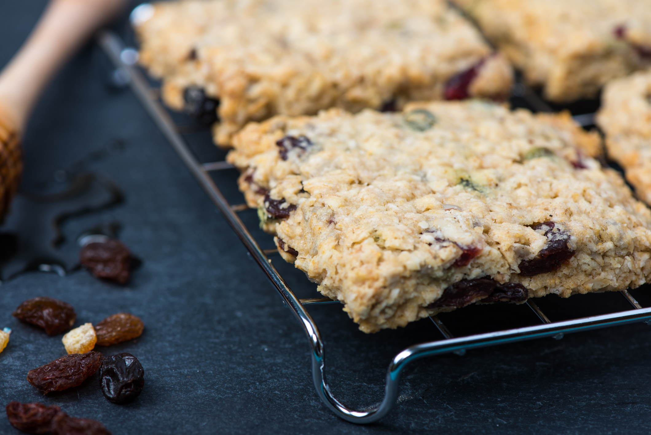 Wie een energiedipje heeft of plots een hongertje voelt opkomen, vindt niet altijd makkelijk een gezond en glutenvrij tussendoortje. Misschien kan je eens ons recept voor ‘energiekoekjes’ uitproberen? Je kan ze makkelijk zelf maken en ze komen altijd wel ergens van pas.