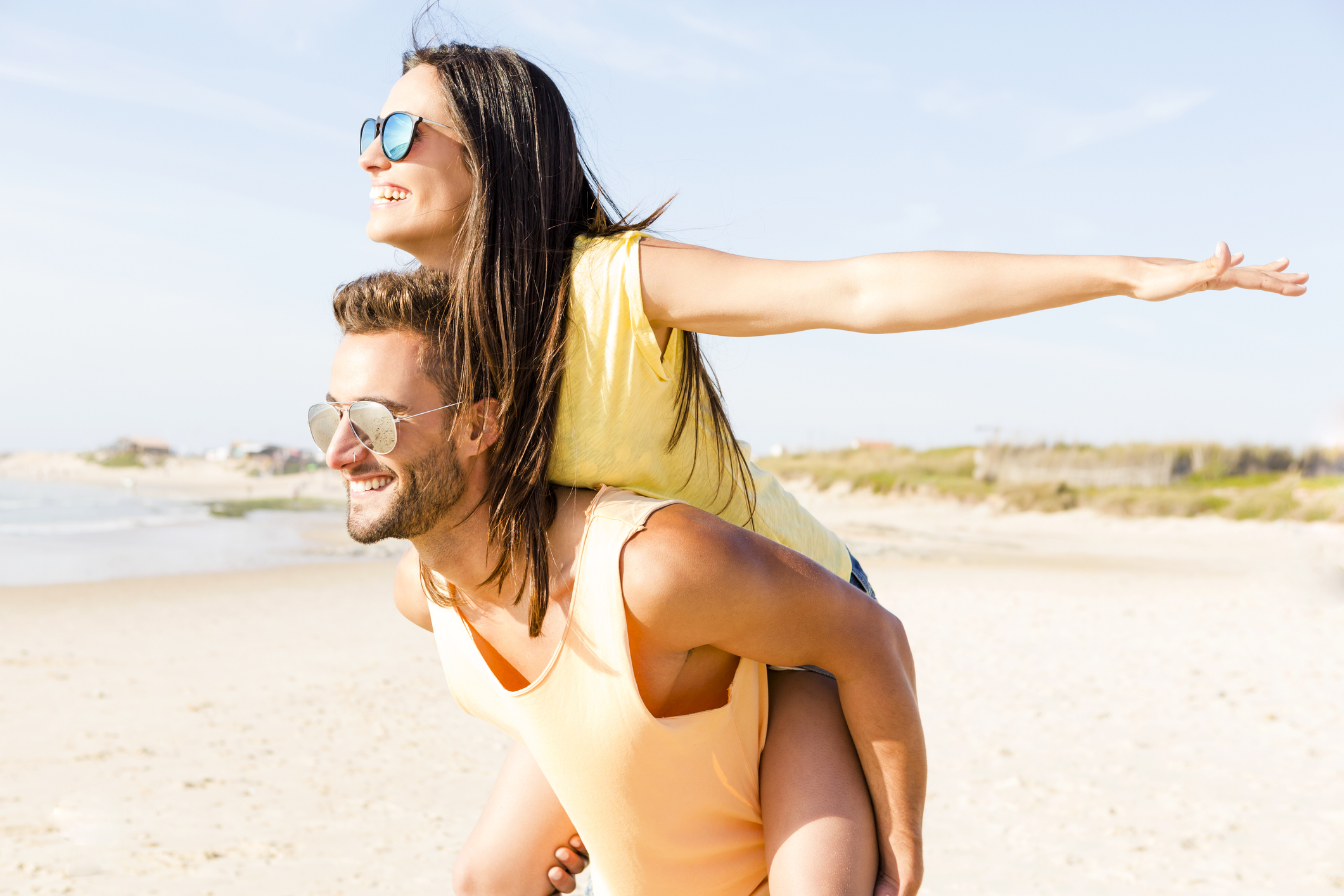 Het gevaar door blootstelling aan de zon gaat heel wat verder dan alleen maar zonnebrand. Een en ander ter verduidelijking …
De uv-straling bevordert de ontwikkeling van huidkankers, zoals melanoom. Blootstelling aan de zon veroorzaakt rimpels, zonnevlekken en een minder elastische huid. Onderzoeken hebben aangetoond dat uv-blootstelling voor 80% verantwoordelijk is voor een zichtbaar verouderde huid.1,2 Overmatige uv-blootstelling kan de goede werking van het immuunsysteem en de natuurlijke afweer van de huid aantasten.1,2