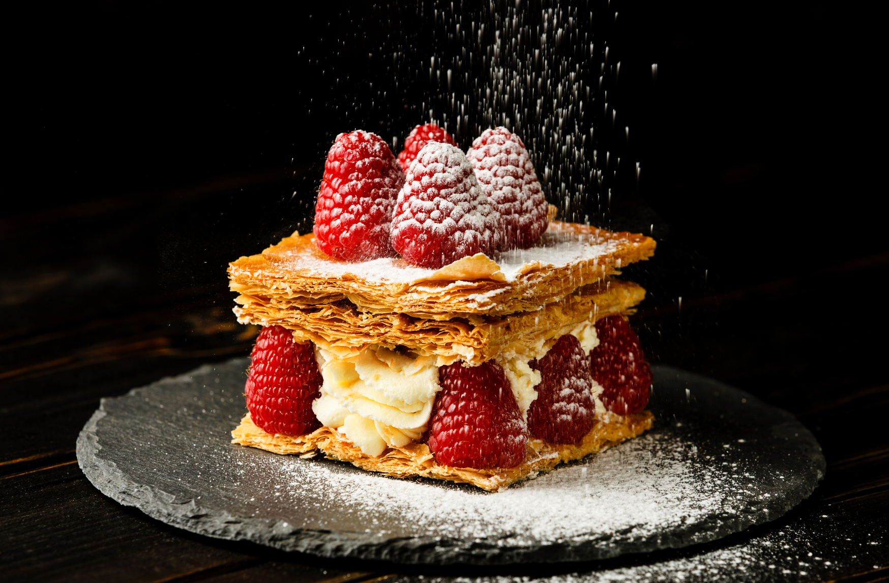 Ce délicieux dessert convient parfaitement aux personnes qui suivent un régime pauvre en protéines. Il combine des couches de gâteau croustillant avec une crème vanille onctueuse et des framboises fraîches pour une expérience gustative délicieuse.