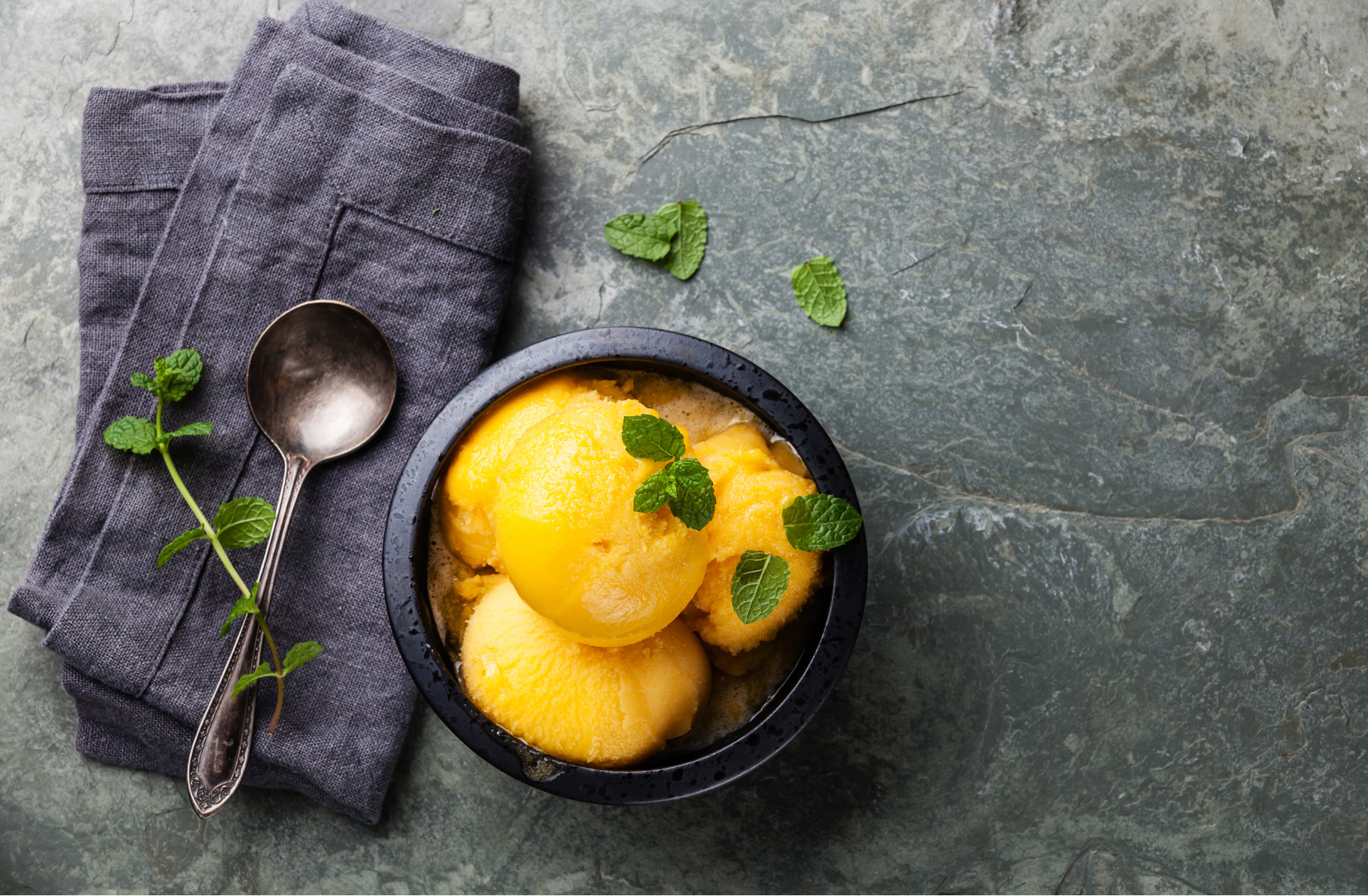 Le sorbet à la mangue est une friandise délicieuse et rafraîchissante qui célèbre la saveur sucrée et juteuse des mangues mûres. Il s'agit d'une alternative légère et savoureuse à la crème glacée, parfaite pour ceux qui recherchent une option sans produits laitiers....