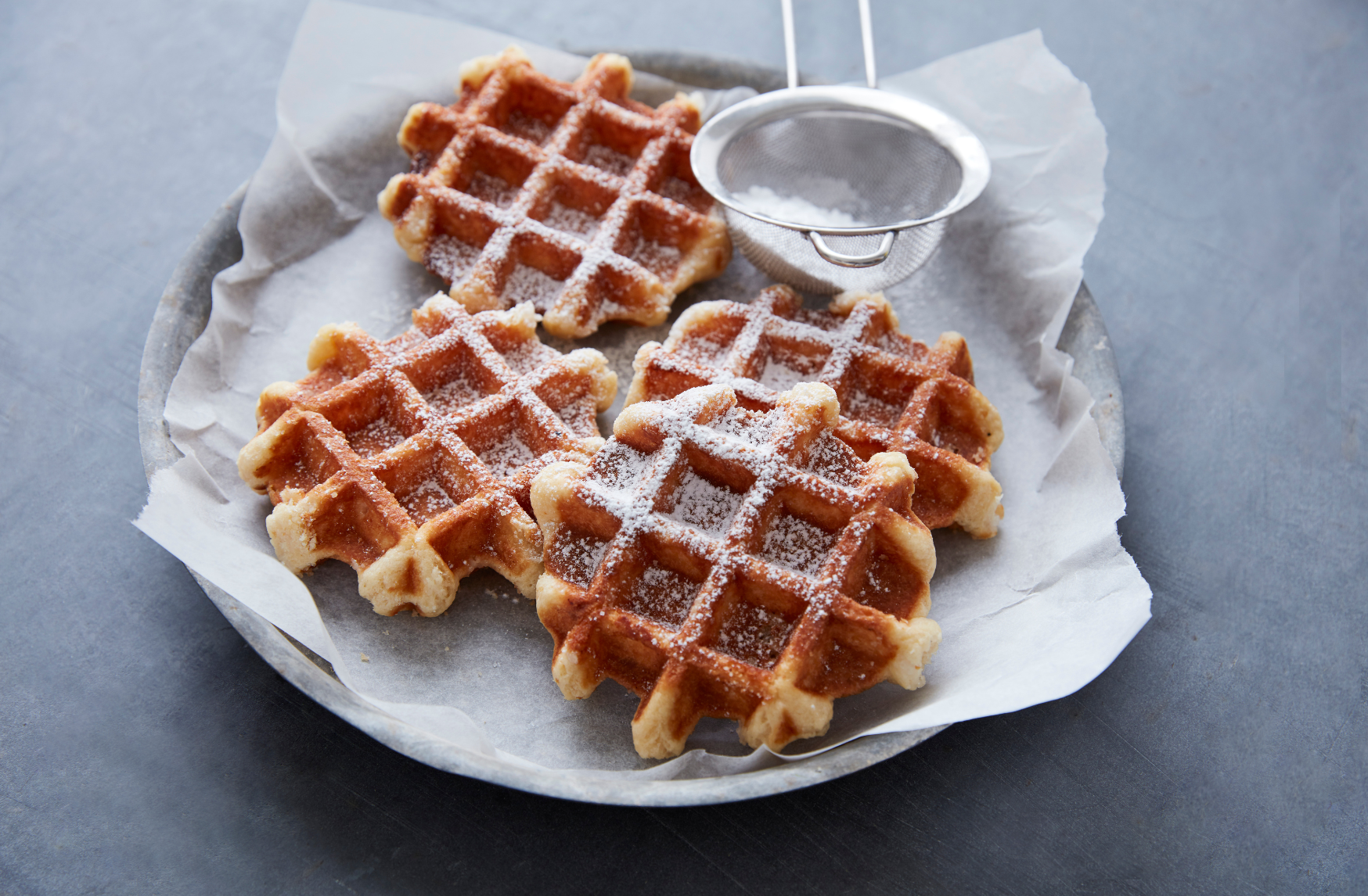 Ces gaufres sont fabriquées sans farine de blé ni autres ingrédients contenant du gluten. La farine NOGLUTEN PLUS à base d'amidon de blé sans gluten est utilisée à la place.