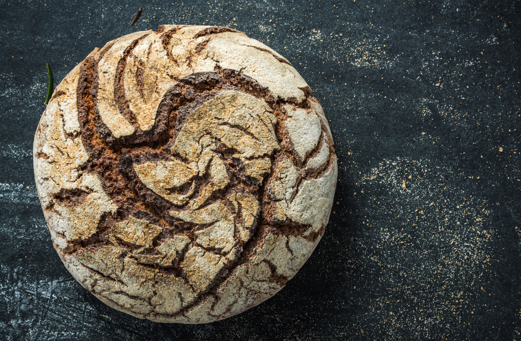 Ce pain à base de farine de maïs, de farine de teff brun, de farine de riz, de tapioca, de graines de tournesol, de graines de lin et de graines de sésame est une alternative au pain traditionnel, adaptée aux personnes suivant un régime sans gluten.