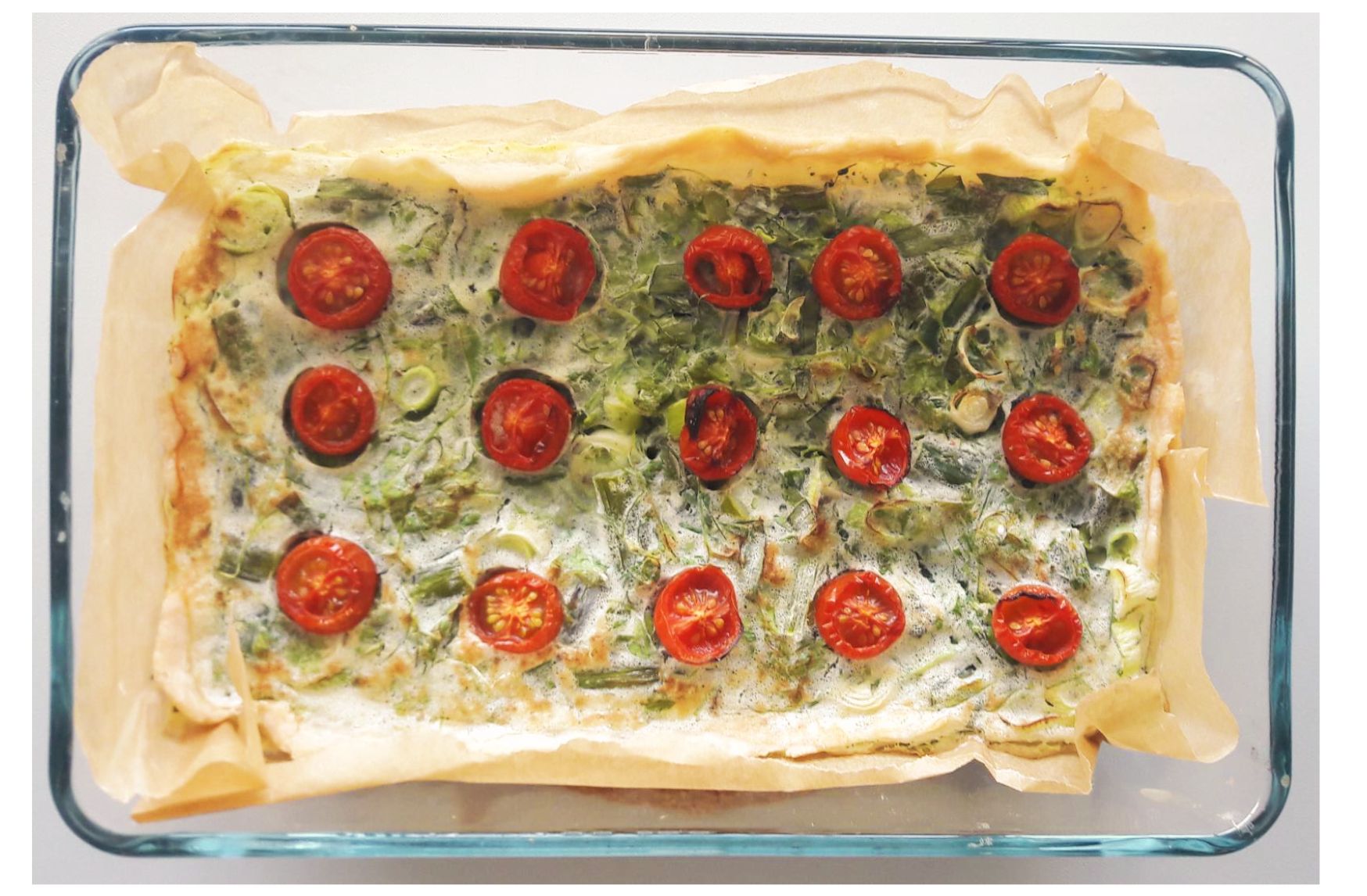 Cette quiche pauvres en proteïnes aux herbes et aux asperges vertes est un repas délicieux et nutritif qui convient aux personnes suivant un régime hypoprotéiné. A déguster en plat principal, en accompagnement ou même en plat froid pour un pique-nique !