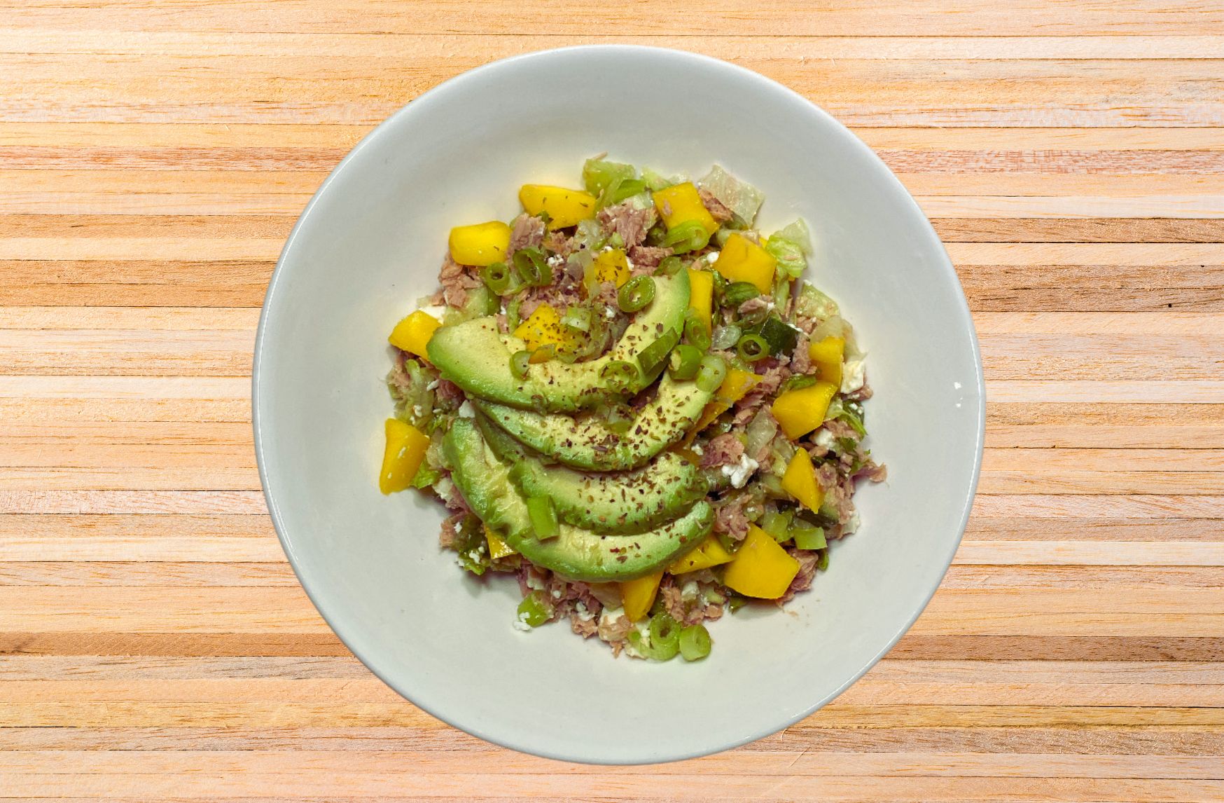 Dans cette délicieuse salade, les saveurs du thon salé et de la mangue sucrée se rencontrent, associées à des légumes croquants et à une vinaigrette rafraîchissante. Le résultat est un plat coloré et délicieux, idéal pour les journées chaudes.