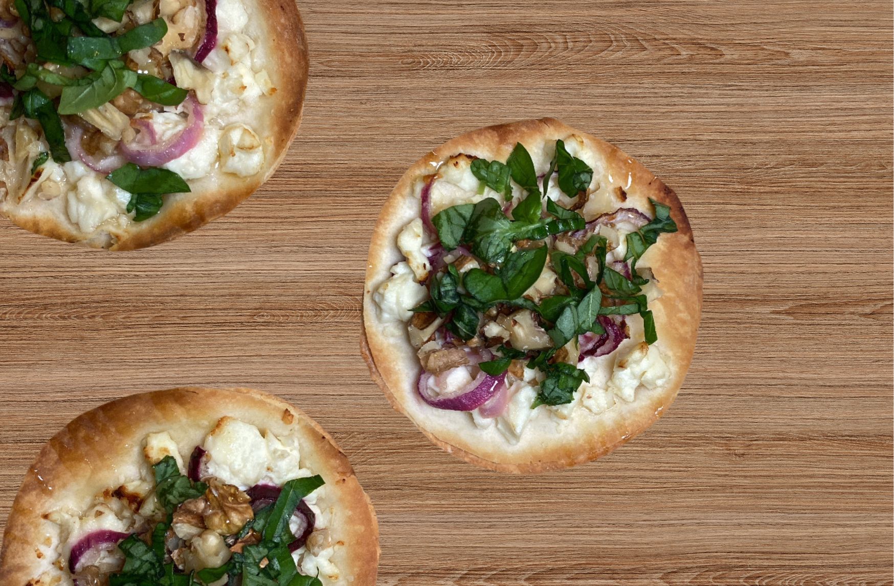 Une délicieuse combinaison de feta savoureuse et de miel sucré, enveloppée dans une pâte feuilletée croustillante. Ces tartelettes sont parfaites pour l'apéritif, l'accompagnement ou même le goûter.