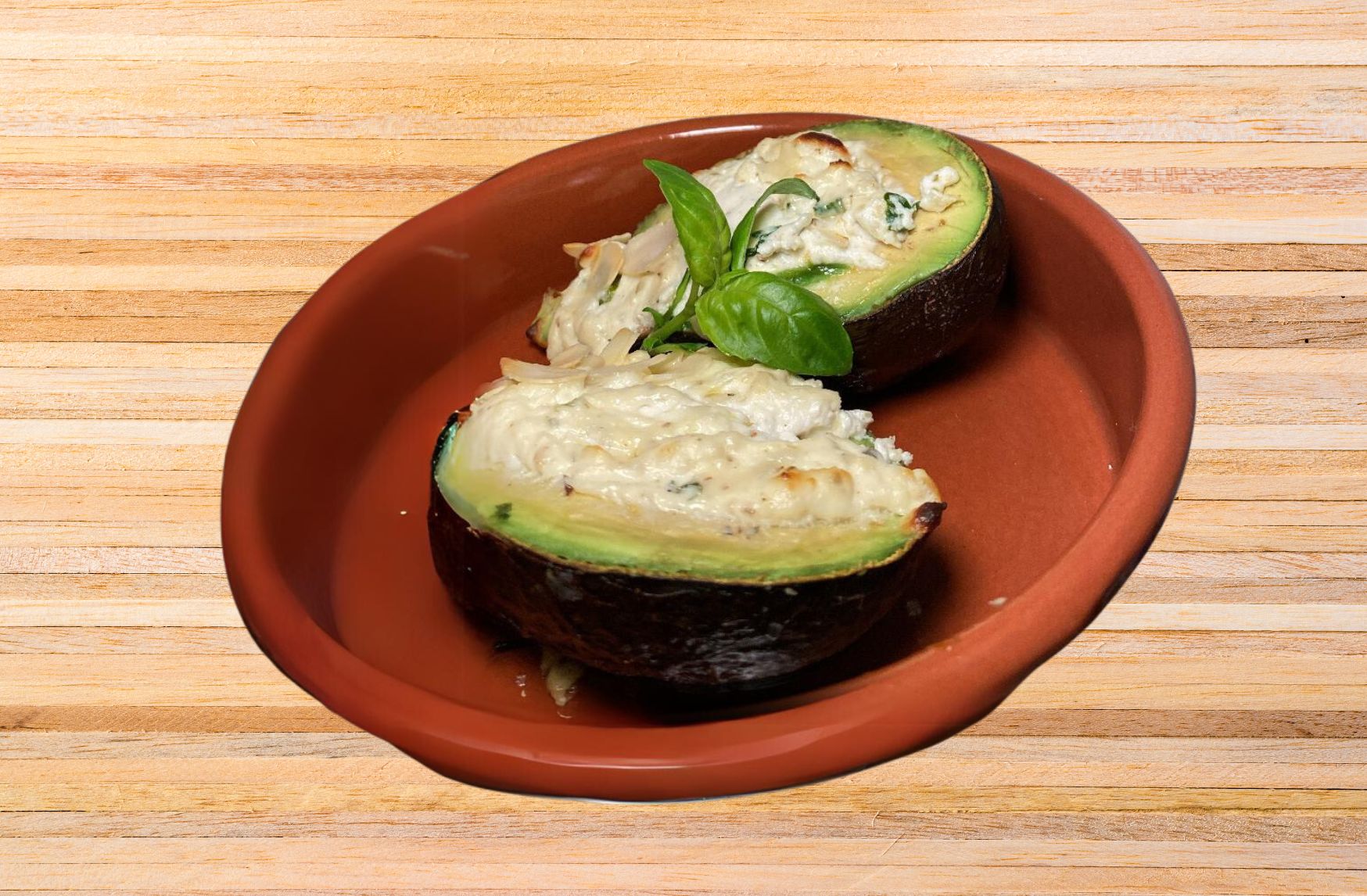 La texture crémeuse de l'avocat, associée à la saveur douce et légèrement acidulée du fromage de chèvre et à la touche sucrée du miel, constitue une expérience gustative délicieuse.