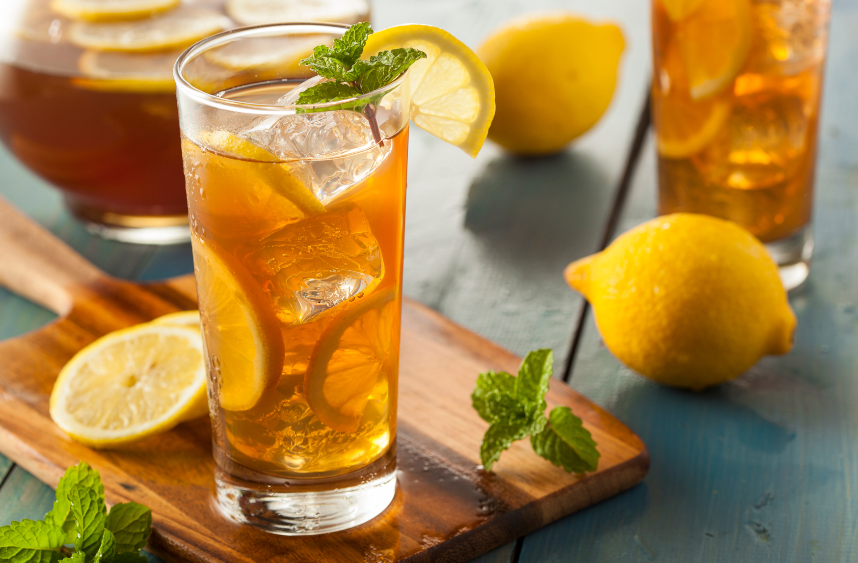 Dégustez votre thé glacé au miel fait maison comme une délicieuse boisson désaltérante à tout moment de la journée ! Délicieusement rafraîchissant, il est parfait pour les chaudes journées d'été.