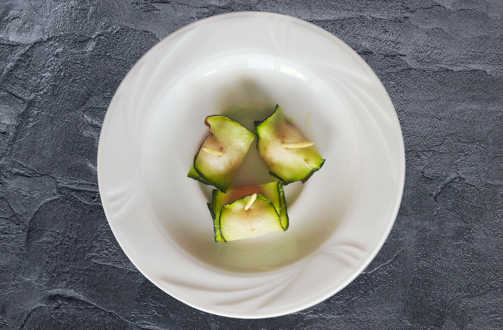 Ces rouleaux de courgettes conviennent aux personnes qui suivent un régime pauvre en protéines. Ils sont légers et pleins de saveur, et ils sont également faciles à préparer.