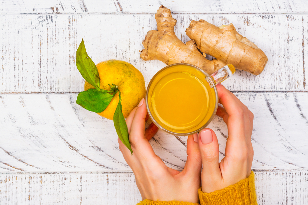 Originaire d'Asie du Sud-Est, le gingembre (Zingiber officinale Roscoe) fait partie de la famille des Zingibéracées. Par «gingembre», on pense généralement à son rhizome (partie souterraine de la tige), communément utilisé comme épice. Le gingembre peut être utilisé frais, séché, en poudre, sous forme d'huile ou de jus. Il entre dans la composition de nombreuses préparations culinaires et de produits cosmétiques.