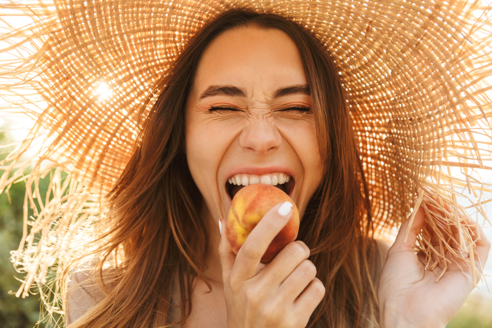 Le soleil est de retour. Il est temps de ressortir shorts et bikinis pour profiter du temps plus chaud et, par la même occasion, se faire un joli bronzage. Mais comment avoir un beau teint de peau cet été? L’alimentation et en particulier les fruits et légumes sont vos alliés!