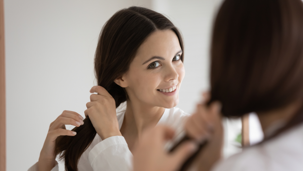 Les cheveux jouent un rôle important pour le corps humain – au-delà de la confiance qu'ils nous donnent. Ils contribuent à réguler la température du crâne, à le protéger du soleil et bien plus. Mais quand ceux-ci sont eux-mêmes en mauvaise santé, cela se voit. Il se peut que vous perdiez plus de cheveux que d'habitude, par exemple, ou que vous ayez l'impression que vos cheveux sont très secs…1