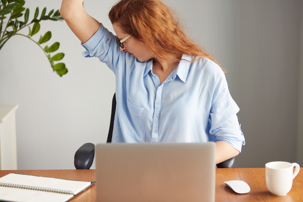 La transpiration est un phénomène naturel – nous transpirons tous au quotidien, de manière plus ou moins discrète. Cependant, certaines situations s’accompagnent d’une transpiration plus importante, que ce soit lors d’une réunion stressante, d’une séance de sport intense, en cas de fièvre ou, simplement, sous un soleil estival.