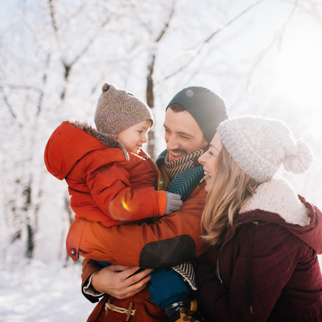 En hiver, lorsque les jours sont plus courts, les germes circulent davantage et notre organisme peut alors présenter des carences en certaines vitamines et autres minéraux. Nous pouvons notamment avoir besoin de vitamines D et C, de magnésium, de sélénium et de zinc supplémentaires.