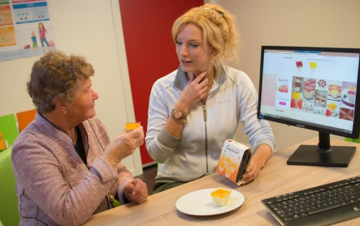 De complexiteit van voeding in de zorg vereist een geïntegreerde aanpak waarbij verschillende partijen nauw samenwerken. Door multidisciplinaire samenwerking kunnen zorginstellingen een hoogwaardig voedingsaanbod ontwikkelen dat voldoet aan de diverse behoeften van patiënten, en dat uiteindelijk bijdraagt tot sneller en langdurig herstel.