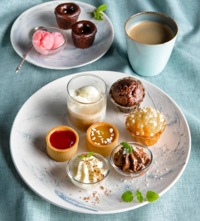 In de zorgsector is voeding een essentieel onderdeel van het welzijn en herstel van patiënten en bewoners. Desserts spelen daarbij een belangrijke rol. Ze zijn niet alleen een smakelijke en gezellige afsluiter van de maaltijd, maar kunnen ook zorgen voor extra voedingswaarde en een betere eetlust.